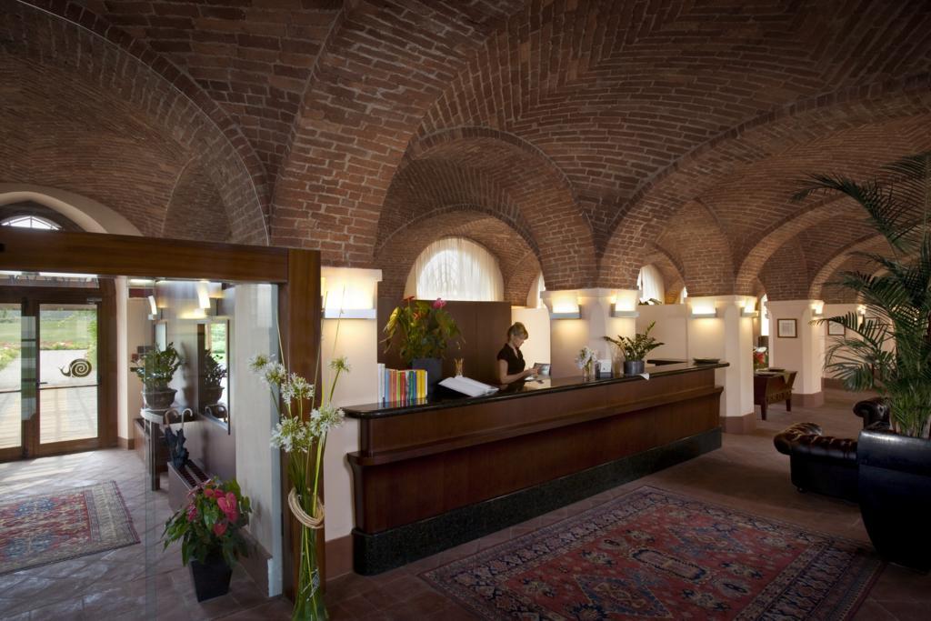 Albergo Dell'Agenzia Bra Zewnętrze zdjęcie