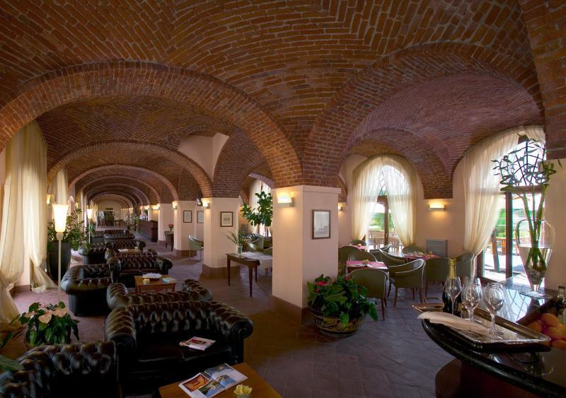 Albergo Dell'Agenzia Bra Zewnętrze zdjęcie